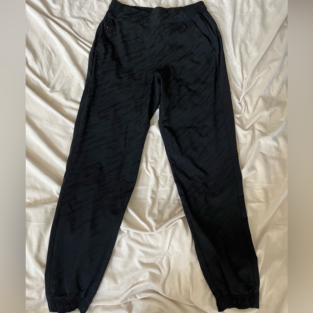 Athleta women’s black Brooklyn textured jogger- size 6